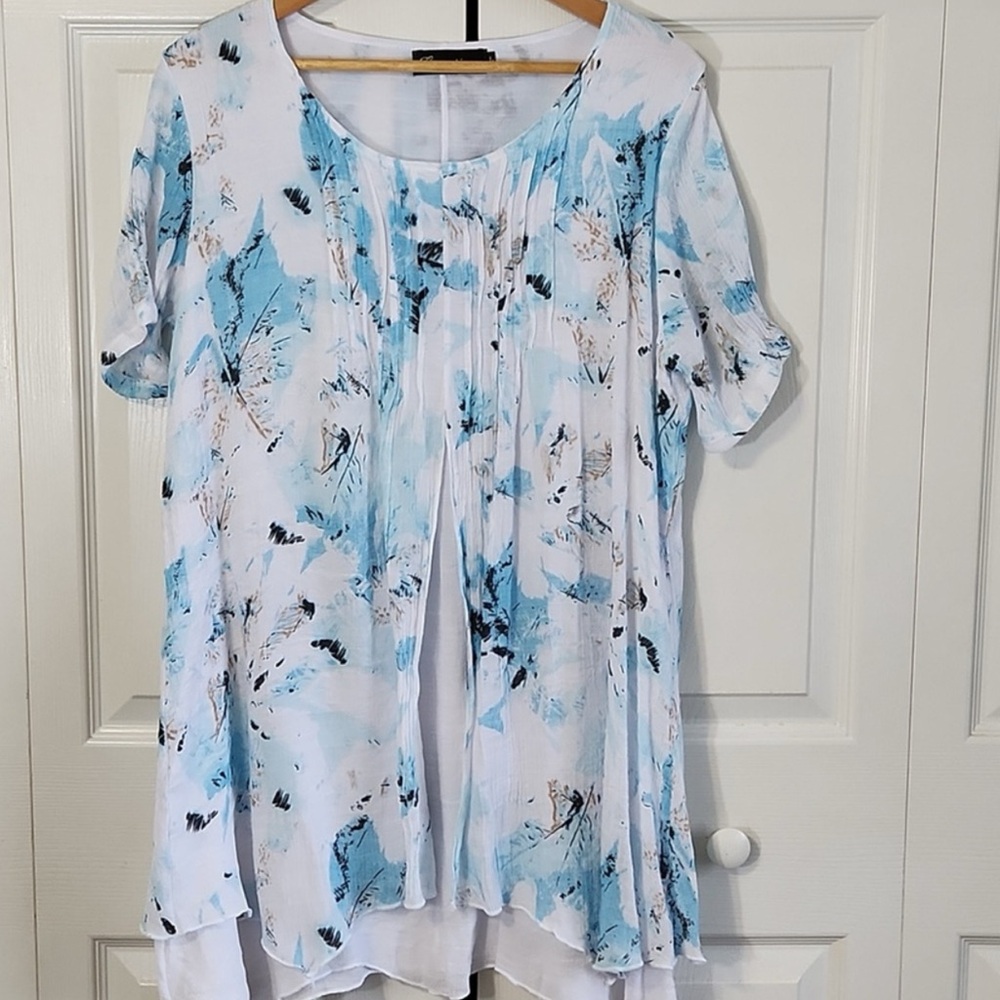 Women's Blue and White Floral Top size LG